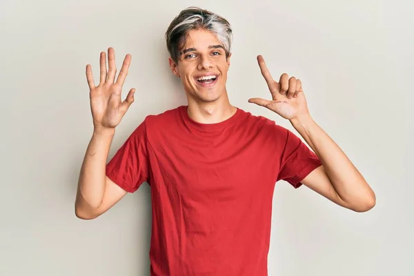 Junger Hispanischer Mann Lässiger Kleidung Zeigt Mit Finger Nummer Sieben — Stockfoto
