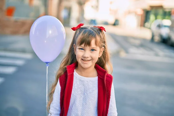 Adorable Niña Caucásica Sonriendo Feliz Jugando Con Balón Ciudad — Foto de Stock