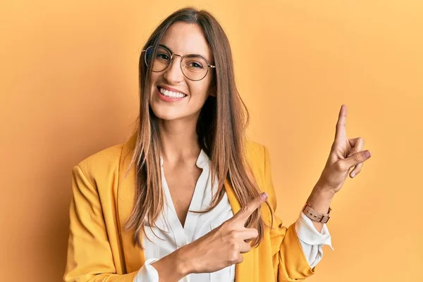 Jonge Mooie Vrouw Dragen Business Stijl Bril Glimlachen Kijken Naar — Stockfoto