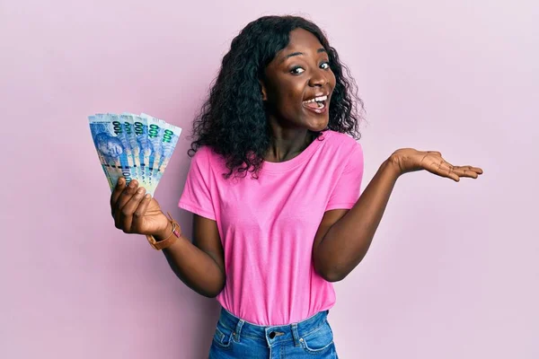 Hermosa Mujer Joven Africana Sosteniendo Billetes 100 Rand Sudafricanos Celebrando — Foto de Stock