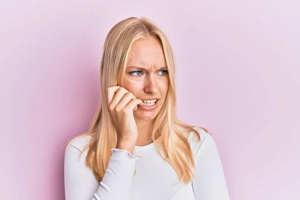 Ung Blond Flicka Bär Casual Kläder Ser Stressad Och Nervös — Stockfoto