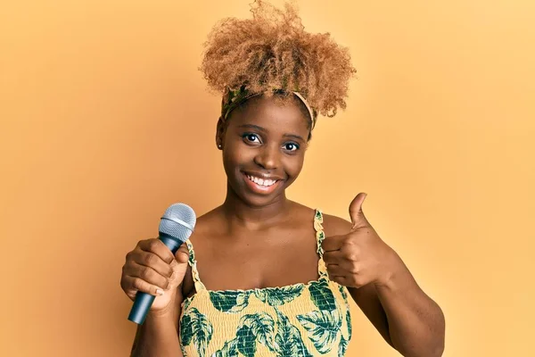 Молодая Африканская Женщина Африканскими Волосами Поет Песню Помощью Микрофона Улыбаясь — стоковое фото