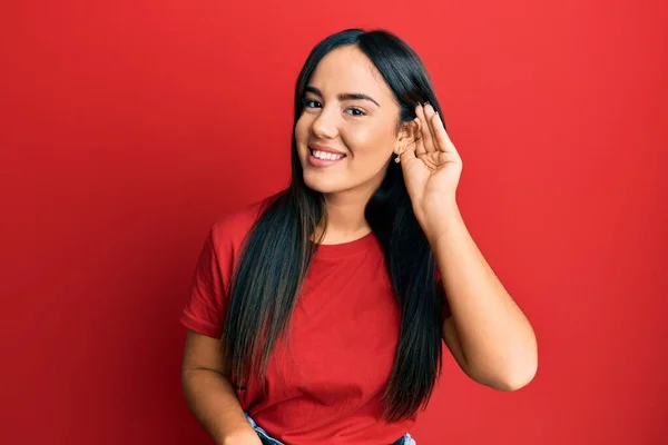 Fiatal Gyönyörű Spanyol Lány Alkalmi Piros Pólóban Mosolyog Fültől Fülig — Stock Fotó