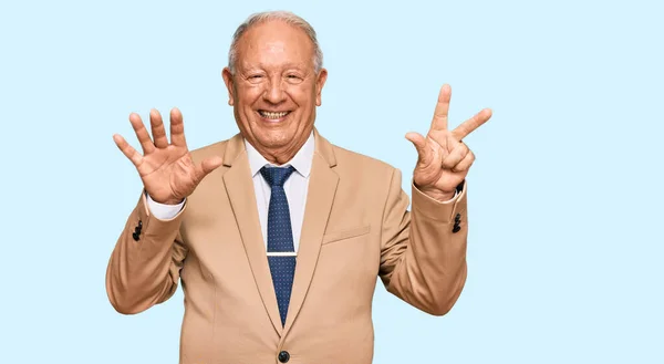 Senior Kaukasischen Mann Business Anzug Und Krawatte Zeigt Und Zeigt — Stockfoto