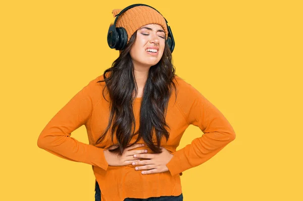 Hermosa Mujer Joven Morena Escuchando Música Usando Auriculares Con Mano —  Fotos de Stock