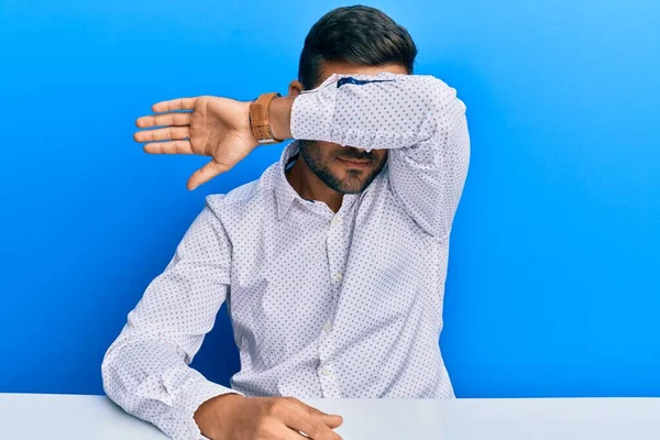 Schöner Hispanischer Mann Businesskleidung Der Auf Dem Tisch Sitzt Und — Stockfoto