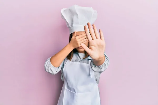 Joven Mujer Hermosa Vistiendo Uniforme Cocinero Profesional Sombrero Cubriendo Los — Foto de Stock