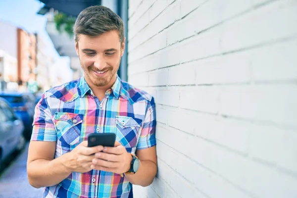 Jonge Kaukasische Man Lacht Gelukkig Met Behulp Van Smartphone Stad — Stockfoto