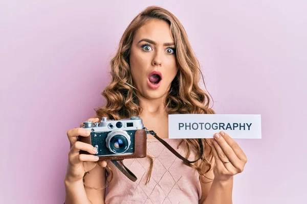 Menina Loira Jovem Segurando Câmera Vintage Papel Com Fotografia Palavra — Fotografia de Stock