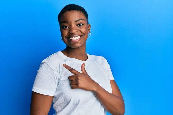 Νεαρή Αφροαμερικανή Γυναίκα Που Φοράει Λευκό Πουκάμισο Χαμογελώντας Χαρούμενα Δείχνοντας — Φωτογραφία Αρχείου