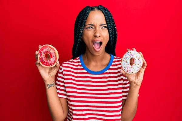 Mooie Spaanse Vrouw Met Lekkere Kleurrijke Donuts Boos Gek Schreeuwend — Stockfoto