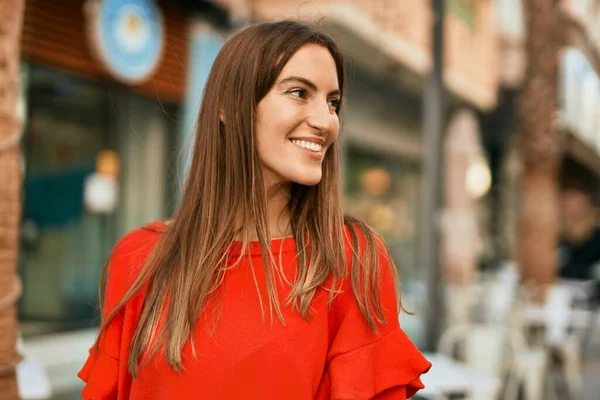 Молода Іспаномовна Жінка Посміхається Щаслива Стоячи Місті — стокове фото