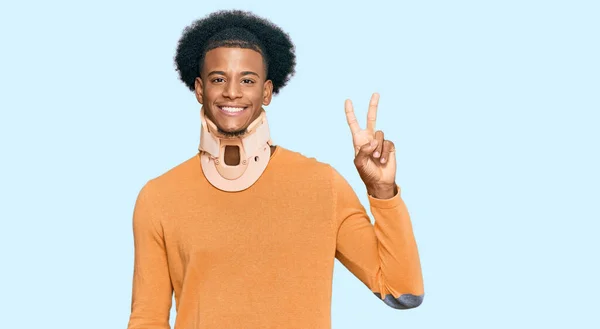 Afrikansk Amerikansk Man Med Afro Hår Bär Livmoderhalskrage Visar Och — Stockfoto