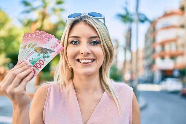 Joven Mujer Rubia Sonriendo Feliz Sosteniendo Nuevos Billetes 100 Dólares — Foto de Stock