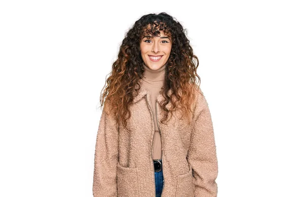 Joven Chica Hispana Vestida Con Ropa Invierno Con Una Sonrisa —  Fotos de Stock