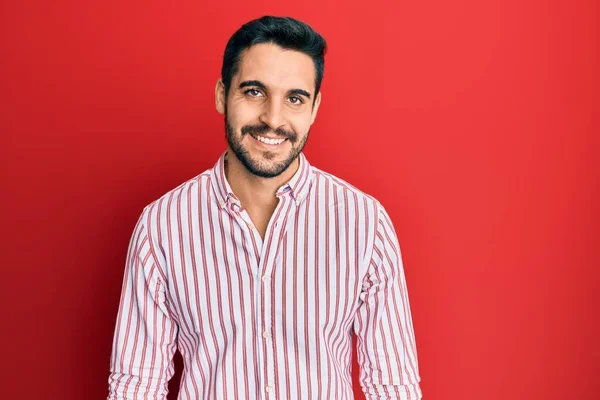 Genç Spanyol Bir Adam Gömleği Giyiyor Pozitif Mutlu Görünüyor Kendine — Stok fotoğraf