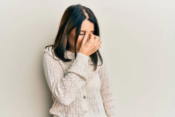 Mujer Morena Mediana Edad Vistiendo Ropa Casual Cansada Frotando Nariz — Foto de Stock