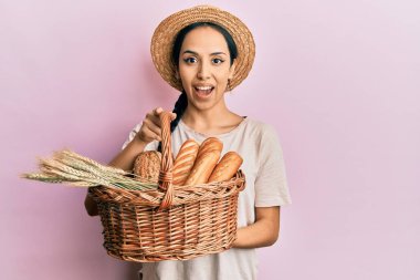 Genç İspanyol kız elinde hasır sepetle çılgınca kutlama yapıyor ve başarıya hayret ediyor gözleri açık heyecanla haykırıyor. 