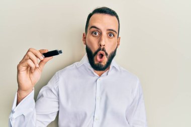 Sakallı ve hafızası silinebilir genç bir adam. Şaşırtıcı bir şekilde korkmuş ve hayrete düşmüştü. İnanmayan bir yüz. 