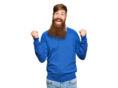 Genç İrlandalı kızıl elbiseli adam kollarını kaldırıp, gözlerini açarak başarıyı kutluyor. Kazanan konsept. 