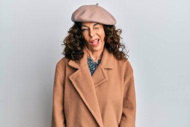 Orta yaşlı İspanyol kadın Fransız elbisesi giyiyor. Bereli. Kameraya seksi bir ifadeyle, neşeli ve mutlu bir yüzle bakıyor.. 