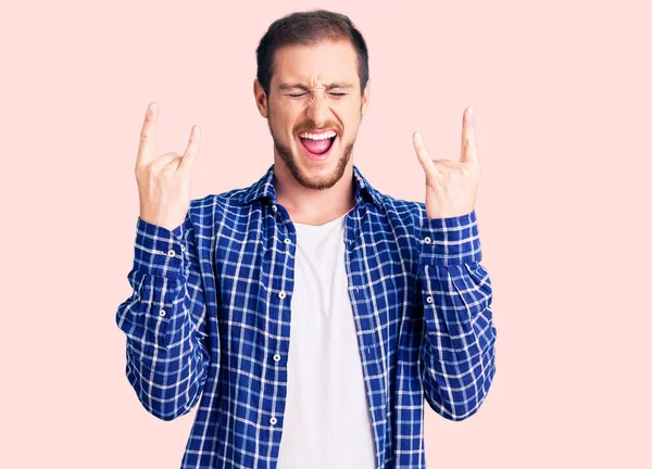 Homem Branco Bonito Jovem Vestindo Roupas Casuais Gritando Com Expressão — Fotografia de Stock