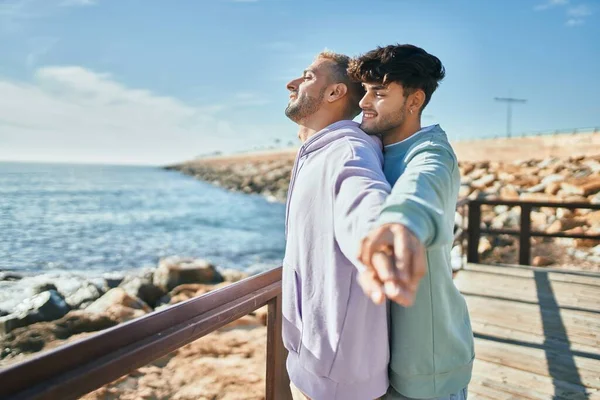 Joven Pareja Gay Respirando Con Los Brazos Abiertos Playa —  Fotos de Stock