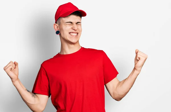 Menino Caucasiano Jovem Com Dilatação Dos Ouvidos Vestindo Uniforme Entrega — Fotografia de Stock