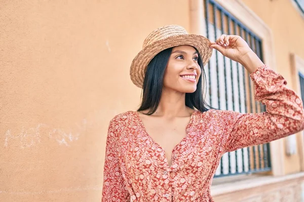 Joven Afroamericana Turista Mujer Vacaciones Sonriendo Feliz Caminando Ciudad — Foto de Stock