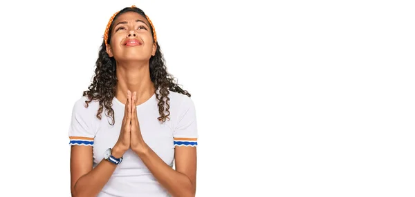 Fiatal Afro Amerikai Lány Alkalmi Ruhát Visel Koldulás Imádkozás Kéz — Stock Fotó