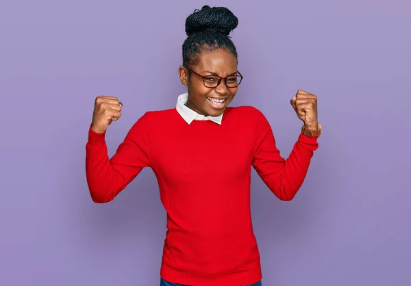 Νεαρή Αφροαμερικανή Γυναίκα Που Φοράει Καθημερινά Ρούχα Και Γυαλιά Ουρλιάζοντας — Φωτογραφία Αρχείου