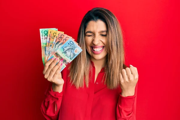Belle Femme Brune Tenant Des Dollars Australiens Très Heureuse Excitée — Photo