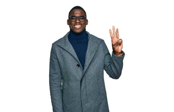 自信を持って幸せな笑みを浮かべている間 若いアフリカ系アメリカ人の男性は ビジネス服や眼鏡を着て指の数3を示すと指摘 — ストック写真