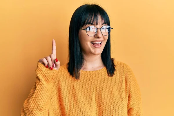 Mujer Hispana Joven Con Ropa Casual Gafas Sonriendo Con Una — Foto de Stock