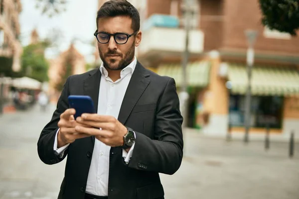 Jovem Empresário Hispânico Com Expressão Séria Usando Smartphone Cidade — Fotografia de Stock