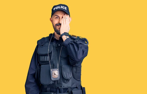 Νεαρός Όμορφος Άντρας Αστυνομική Στολή Που Καλύπτει Ένα Μάτι Χέρι — Φωτογραφία Αρχείου