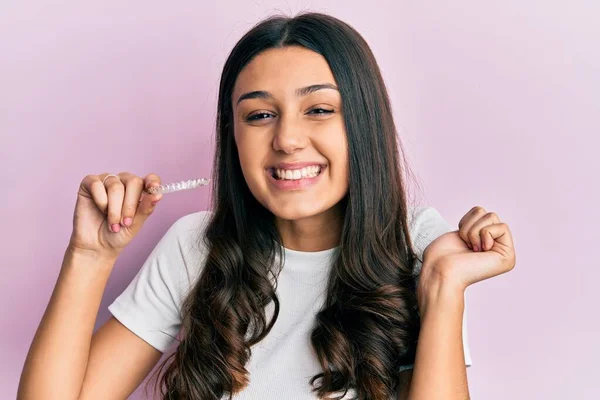 Ung Latinamerikansk Kvinna Håller Osynlig Linje Ortodonti Skriker Stolt Firar — Stockfoto