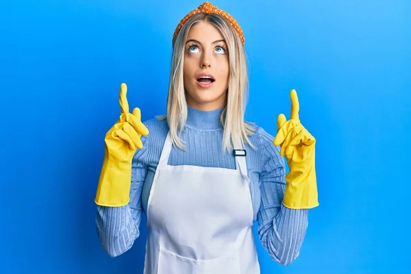 Schöne Blonde Frau Mit Putzschürze Und Handschuhen Staunte Und Überraschte — Stockfoto