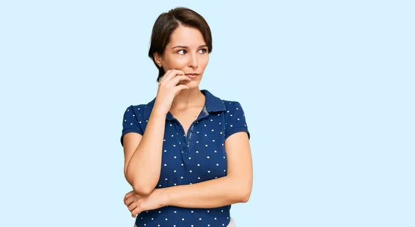 Young Brunette Woman Short Hair Wearing Casual Clothes Looking Stressed — Stock Photo, Image