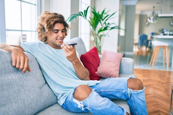 Genç Spanyol Gülümseyen Adam Evde Akıllı Telefondan Konuşarak Mutlu Oluyor — Stok fotoğraf