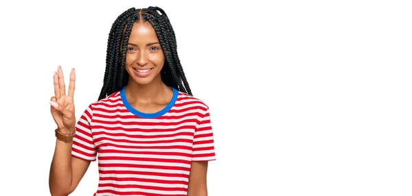 Mooie Latino Vrouw Dragen Casual Kleding Tonen Wijzen Met Vingers — Stockfoto