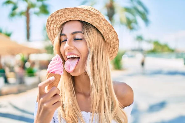 Молода Блондинка Туристична Дівчина Посміхається Щасливо Їсть Морозиво Місті — стокове фото