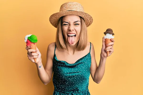 若いですCaucasianブロンド女性食べるアイスクリームコーンステッキング舌アウト幸せとともに面白い式 — ストック写真