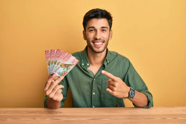 Joven Hombre Guapo Sosteniendo 100 Billetes Nueva Zelanda Dólares Sonriendo —  Fotos de Stock