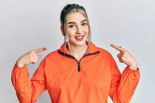 Menina Moderna Jovem Vestindo Camisola Esportiva Sorrindo Alegre Mostrando Apontando — Fotografia de Stock