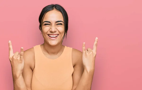 Jovem Morena Vestindo Roupas Casuais Gritando Com Expressão Louca Fazendo — Fotografia de Stock