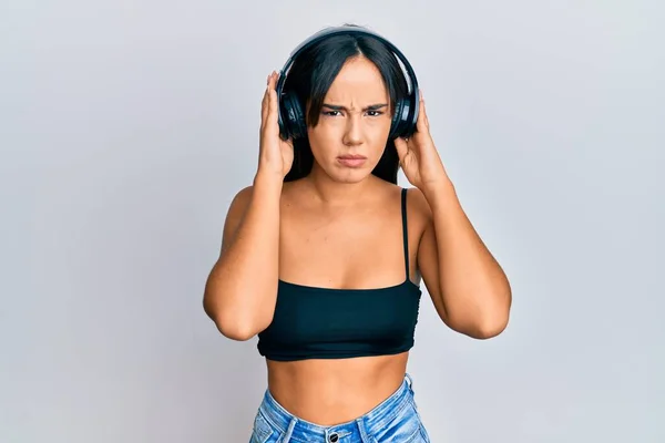 Joven Chica Hispana Hermosa Escuchando Música Usando Auriculares Escépticos Nerviosos — Foto de Stock