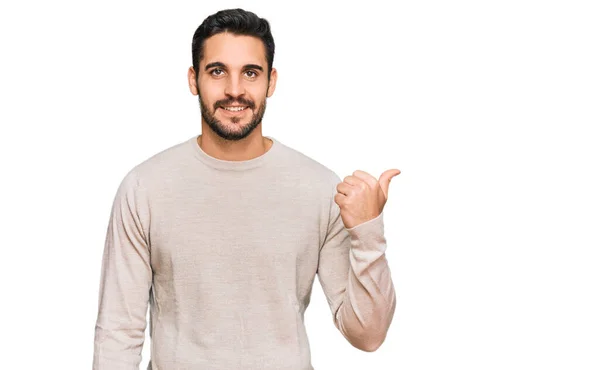 Joven Hispano Vestido Con Ropa Casual Sonriendo Con Cara Feliz — Foto de Stock