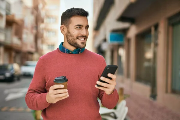 Jonge Spaanse Man Die Smartphone Gebruikt Koffie Drinkt Stad — Stockfoto