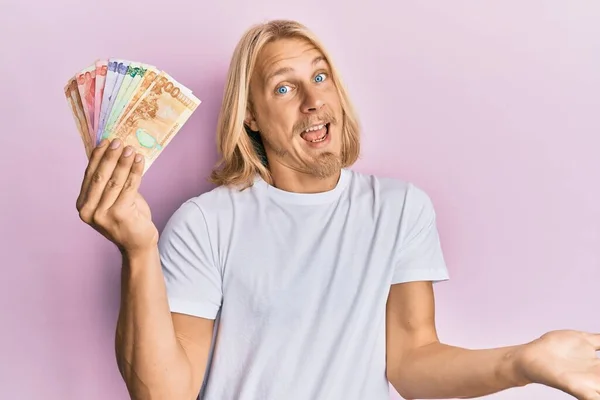 Joven Caucásico Con Cabello Largo Sosteniendo Billetes Peso Filipino Celebrando —  Fotos de Stock